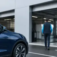 Voiture garée devant un centre de contrôle technique