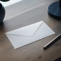 Enveloppe et stylo posés sur un bureau pour une lettre de résiliation