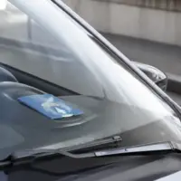 Disque de stationnement bleu posé sur le tableau de bord d’une voiture garée en zone bleue