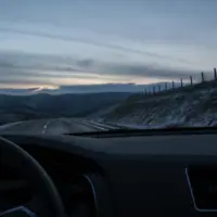 Conducteur débutant au volant d’une voiture, vue depuis l’intérieur de l’habitacle
