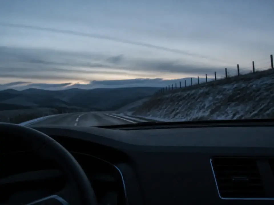 Conducteur débutant au volant d’une voiture, vue depuis l’intérieur de l’habitacle