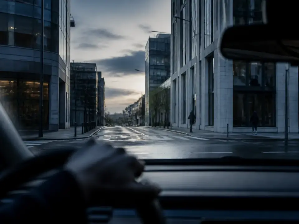 Intersection urbaine sans panneau de priorité, vue depuis le véhicule